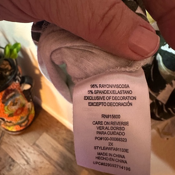 Democracy Tropical T-shirt. Tie at the front waist. 2X. - Picture 4 of 4